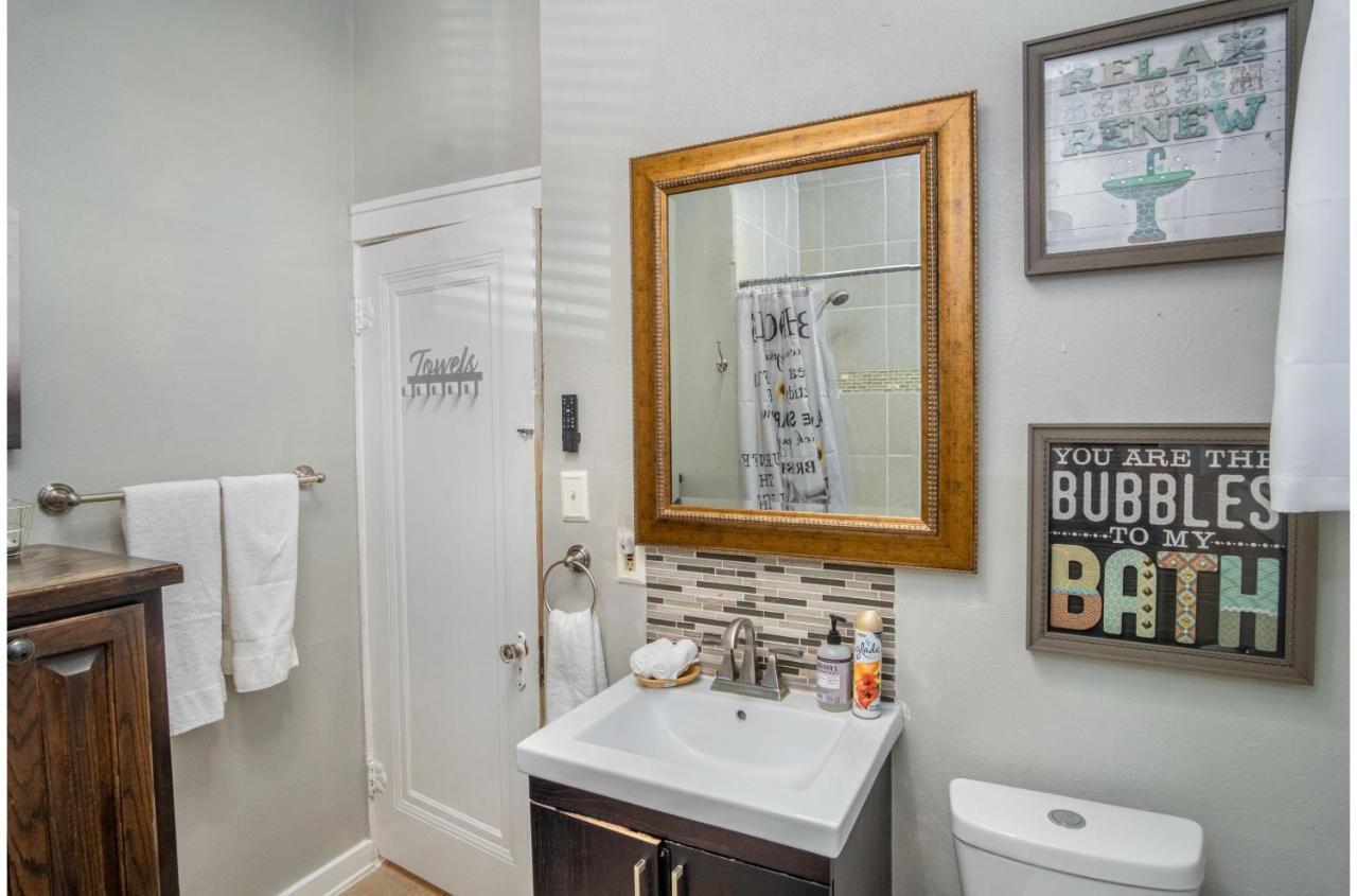Stunning 3 Bedroom Home Near Dt Alamodome - Riverwalk サンアントニオ エクステリア 写真